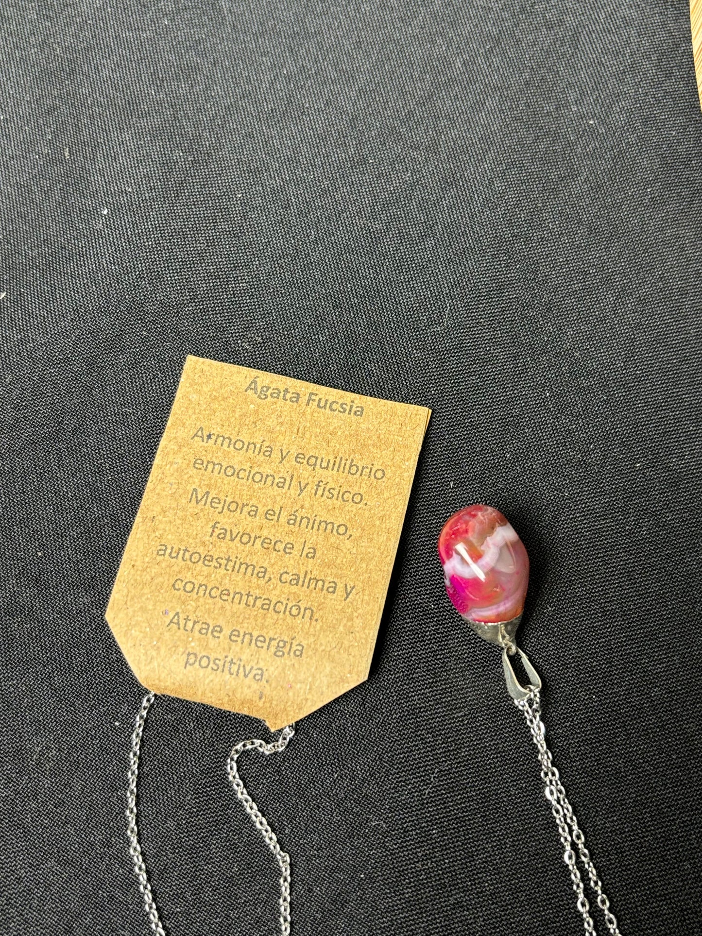 Cadena con dije Ágata Fucsia