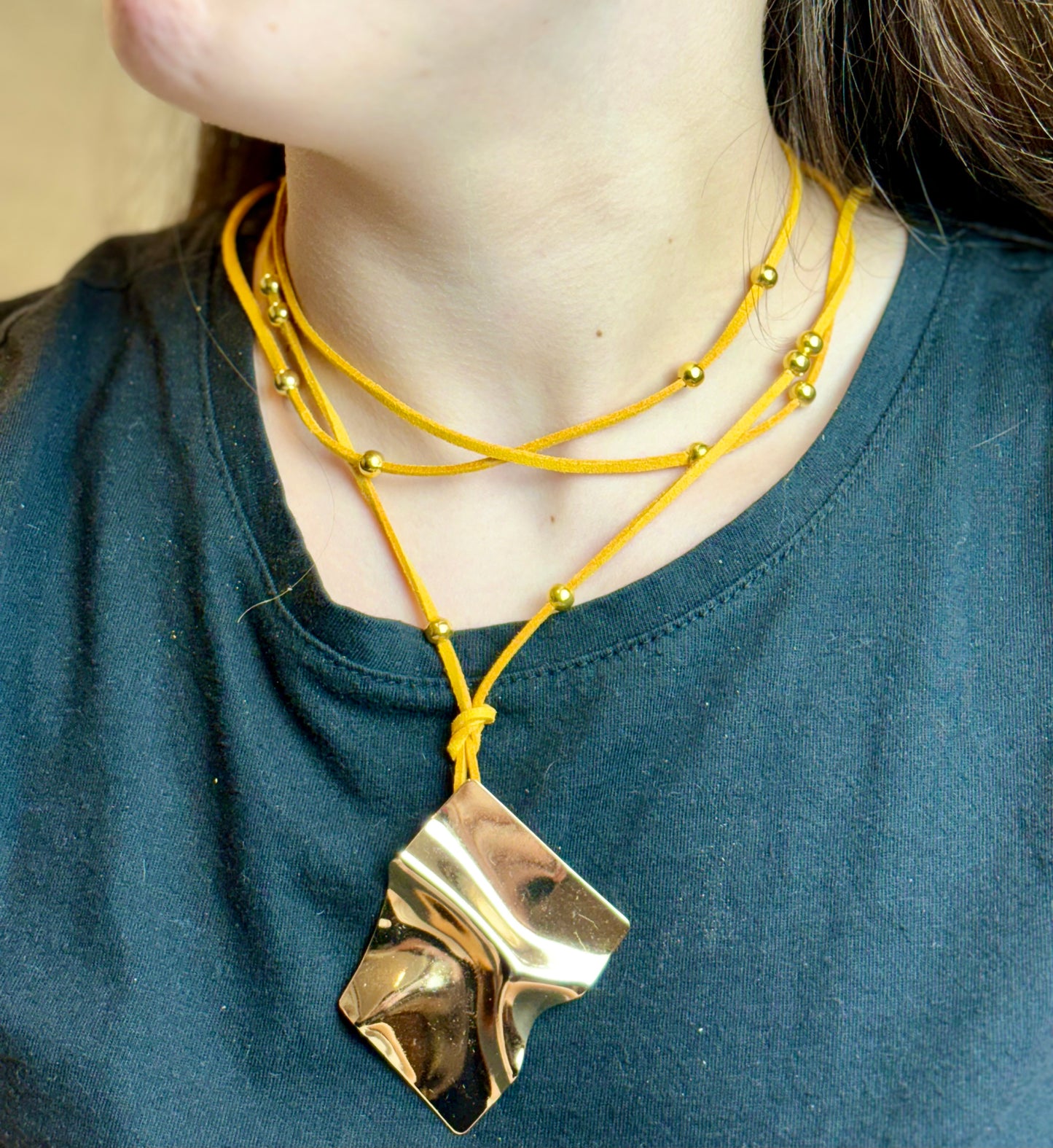 Collar con Colgante Dorado