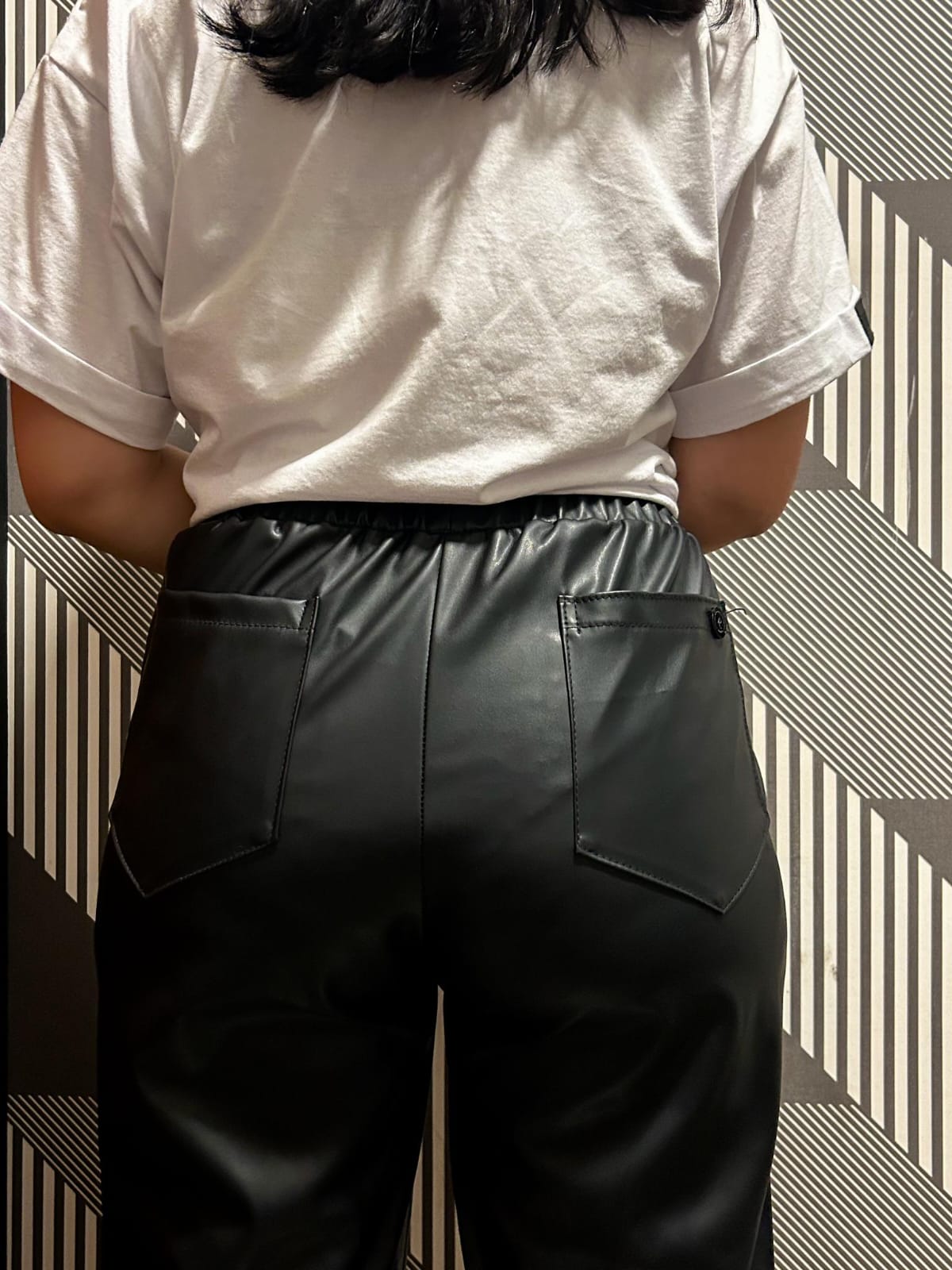 Pantalón Ecocuero Negro con Bolsillos
