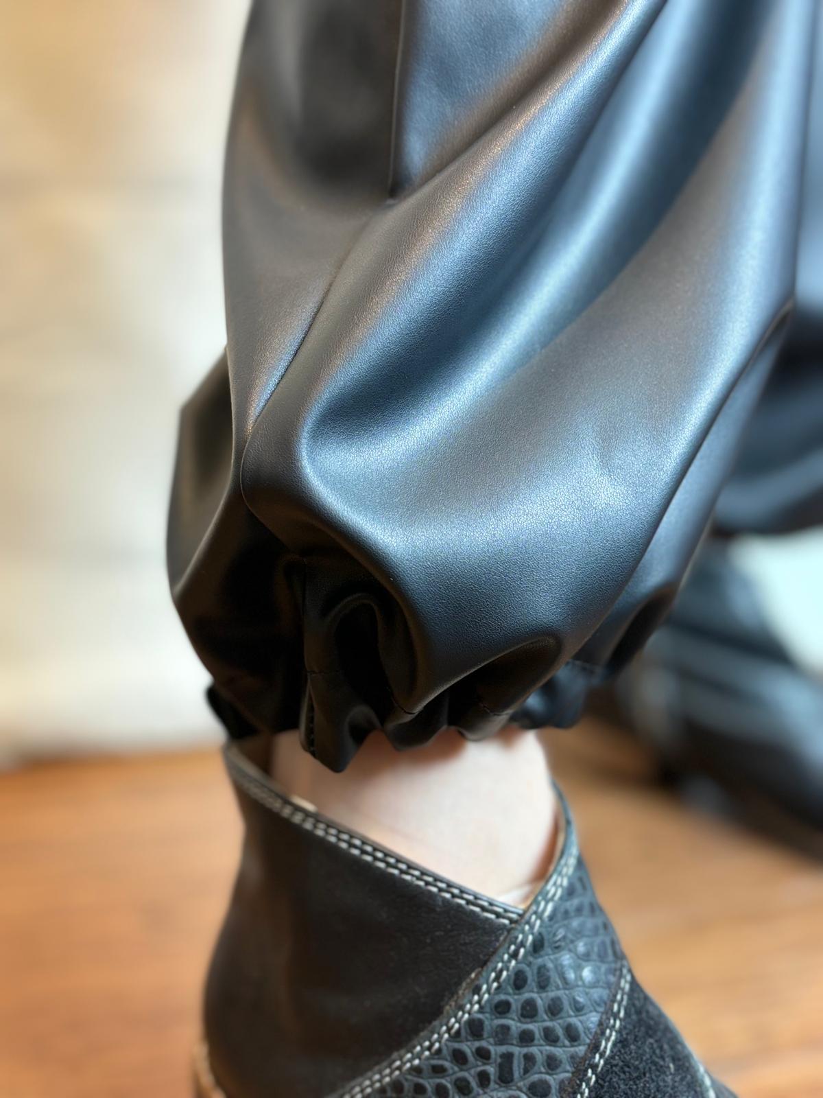 Pantalón Ecocuero Negro con Bolsillos