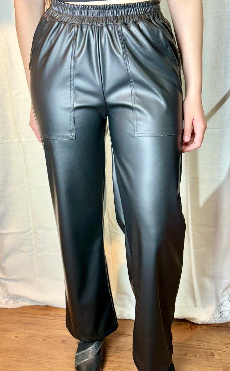 Pantalón Ecocuero Negro con Bolsillos
